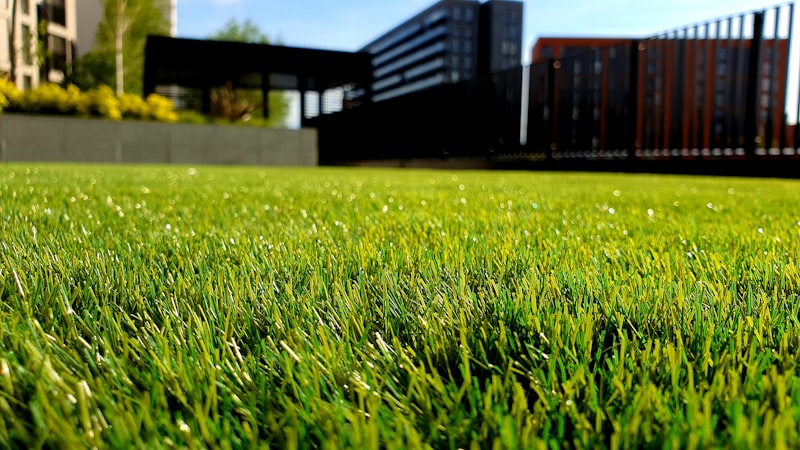 Gärtner bei professioneller Gartenarbeit im Freien